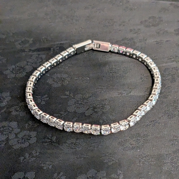 New Elegant Silver Tone CZ Tennis Bracelet with Sparkling Stones 7" - Picture 2 of 6